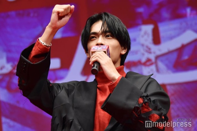 会場の盛り上がりに「フォ～～～！」とハイテンションになる高橋恭平（C）モデルプレス