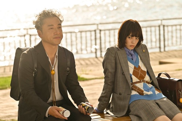 ムロツヨシ、平手友梨奈「うちの弁護士は手がかかる」第1話より（C）フジテレビ
