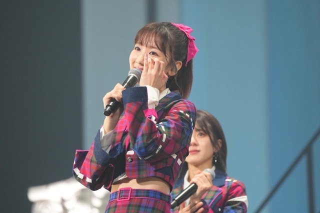 卒業発表する柏木由紀「古参も新規も⼤集合︕なんでもありのAKBでっせスペシャル」（C）AKB48