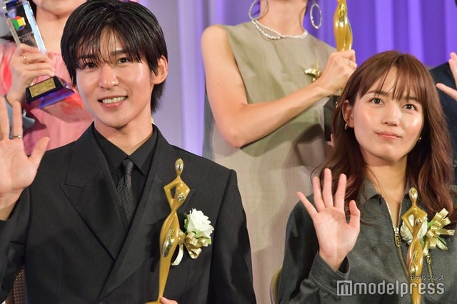 目黒蓮、川口春奈（C）モデルプレス
