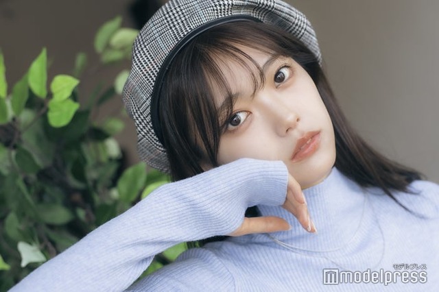 モデルプレスのインタビューに応じた秋山理湖さん（C）モデルプレス