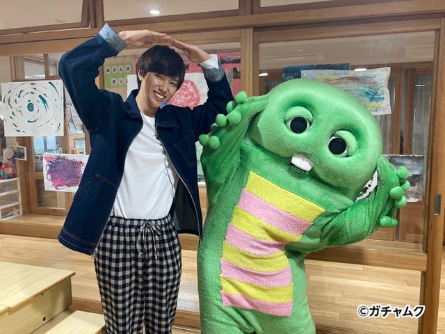 阿部亮平、ガチャピン（C）フジテレビ
