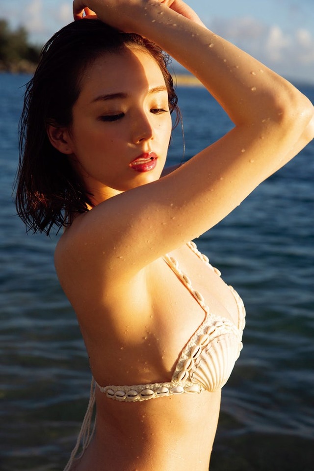 篠崎愛（C）アンディ・チャオ／週刊プレイボーイ