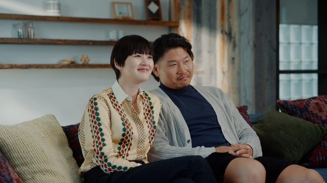 稲垣貴子、稲垣啓太／WEBムービー「ウォールフィットテレビのあるくらし」篇より（提供写真）