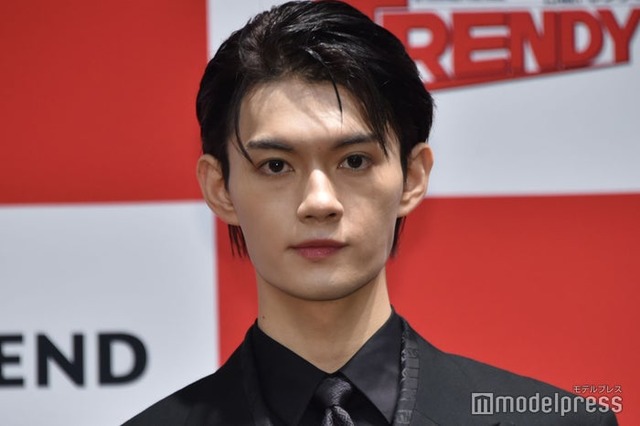 黒髪姿をお披露目した佐野勇斗（C）モデルプレス