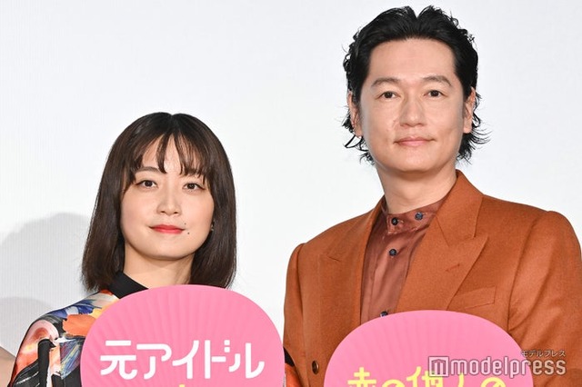 映画「人生に詰んだ元アイドルは、赤の他人のおっさんと住む選択をした」公開記念舞台挨拶に出席した深川麻衣、井浦新（C）モデルプレス