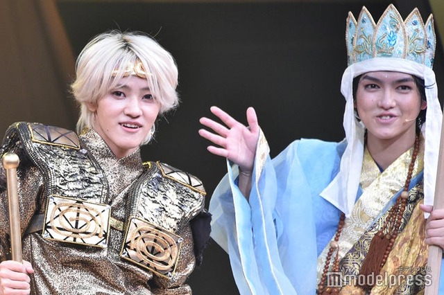 記者に「かっこよく撮ってください」と呼びかけた元木湧、それを優しく見守る豊田陸人／「SEVENー西遊記7つの戦いー」カーテンコールより（C）モデルプレス
