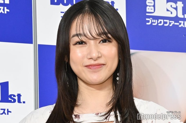 「桜井日奈子2024カレンダーブック」発売記念イベント前の囲み取材に応じた桜井日奈子（C）モデルプレス