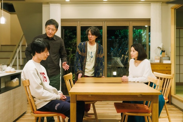 作間龍斗、小林薫、吉岡秀隆、小池栄子「コタツがない家」第4話より（C）日本テレビ