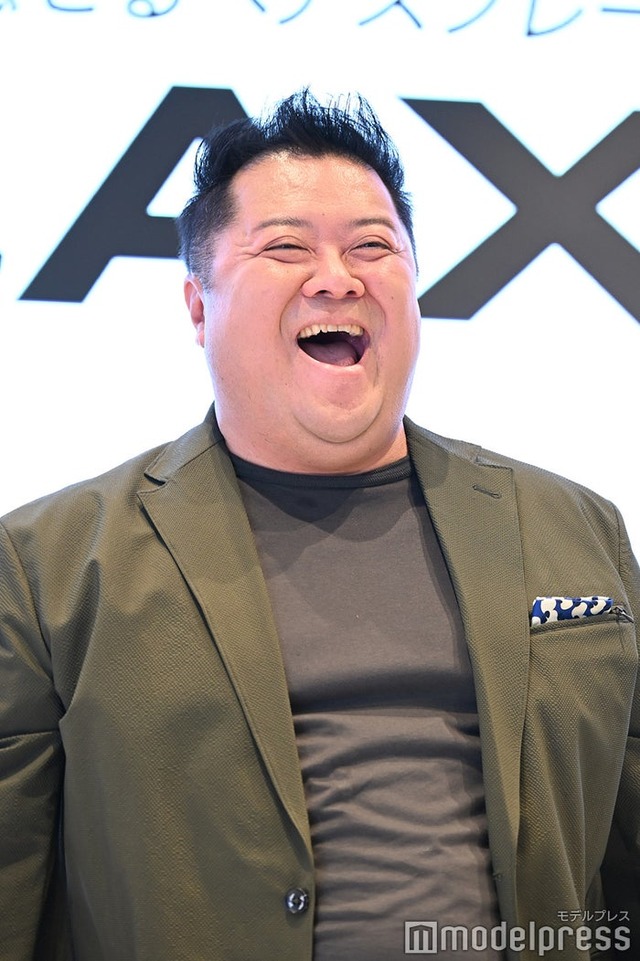ブラマヨ小杉竜一、“フサフサ”ヘア披露 自身の姿に満面の笑み（C）モデルプレス