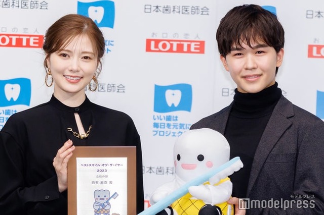 「ベストスマイル・オブ・ザ・イヤー2023」を授賞した白石麻衣、鈴木福（C）モデルプレス