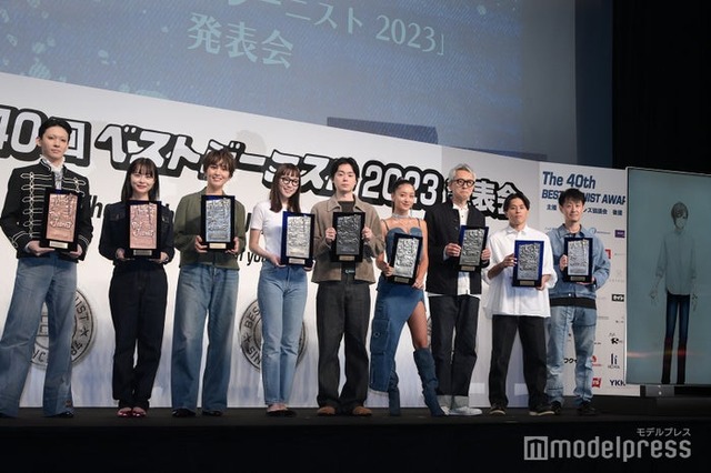 「第40回ベストジーニスト2023」授賞式に登壇した（左から）和田明日香、飯豊まりえ、菅田将暉、みちょぱ、松重豊、富樫勇樹選手、株式会社三越伊勢丹、叶（C）モデルプレス