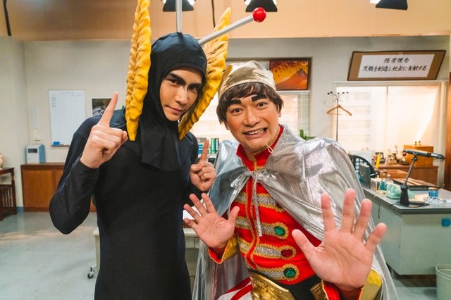 岩田剛典、香取慎吾「笑いに魂を売った男たち」 より（C）日本テレビ
