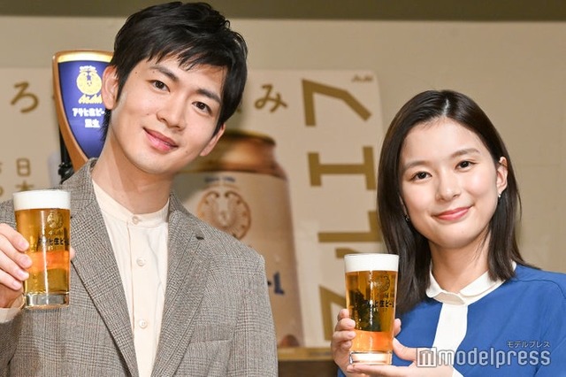 ビールのイベントに出席した松下洸平、芳根京子（C）モデルプレス
