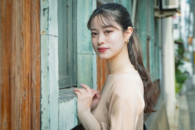 モデルプレスのインタビューに応じた友保七萌さん（提供写真）