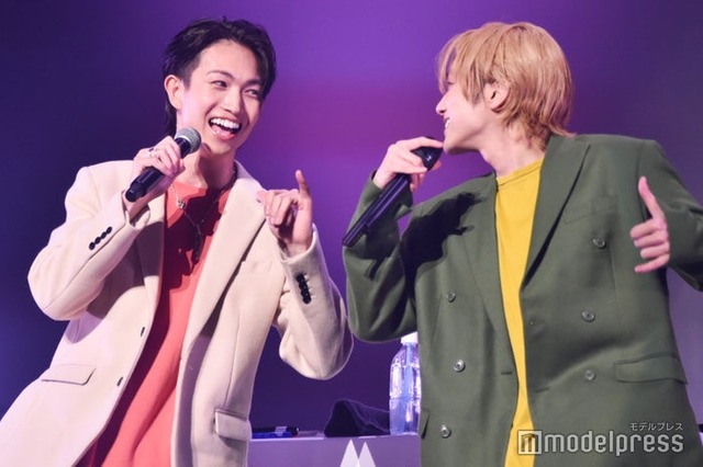 8LOOM楽曲をパフォーマンスする綱啓永、山下幸輝「ホミパリ Twenty-2 Birthday Zepp Tour」（C）モデルプレス