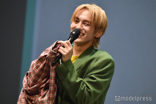プレゼントすることになった私服のシャツに腕を通す山下幸輝「ホミパリ Twenty-2 Birthday Zepp Tour」（C）モデルプレス