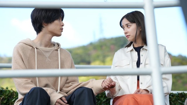 （左から）萩原利久、堀田真由「「たとえあなたを忘れても」第5話より（C）ABCテレビ