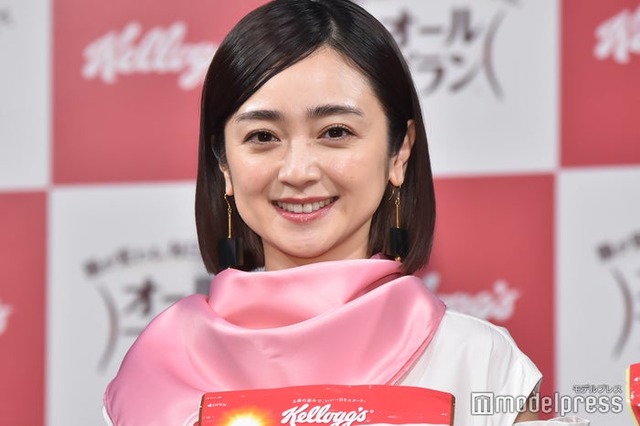 黒髪の安達祐実（C）モデルプレス