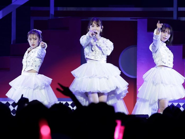 「純愛のクレッシェンド」高橋みなみ、小嶋陽菜 、峯岸みなみ「ノースリーブス15th Anniversary Live」（提供写真）