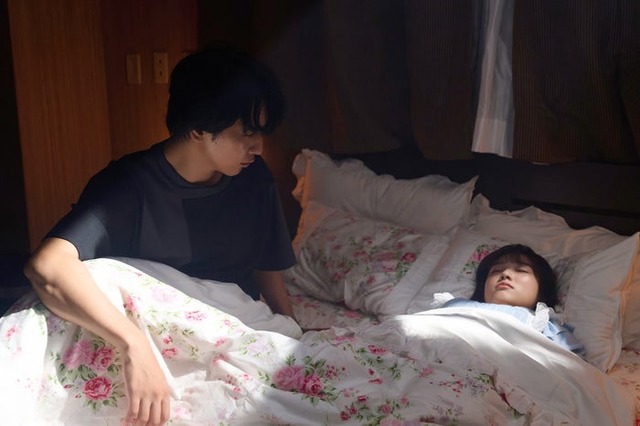 藤井流星、矢吹奈子「18歳、新妻、不倫します。」第8話より（C）わたなべ志穂／小学館／ABC