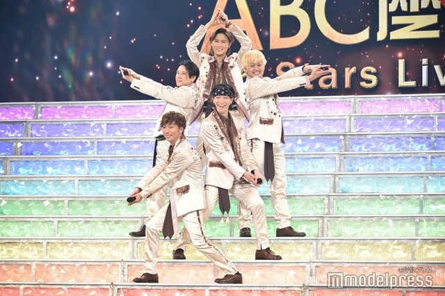 5starsポーズを求められ笑顔があふれるA.B.C-Z（下から時計回りに）河合郁人、五関晃一、橋本良亮、塚田僚一、戸塚祥太（C）モデルプレス