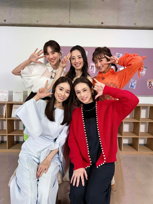 （後列左から）安座間美優、沢井美優、小松彩夏（前列左から）泉里香、北川景子（C）CBCテレビ