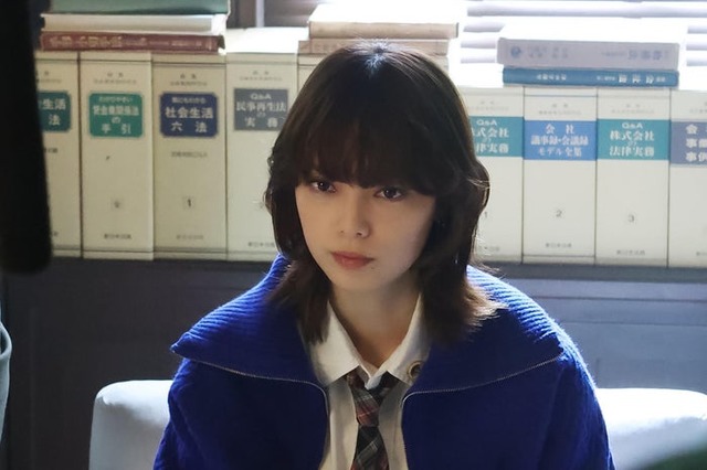 平手友梨奈「うちの弁護士は手がかかる」第10話より（C）フジテレビ