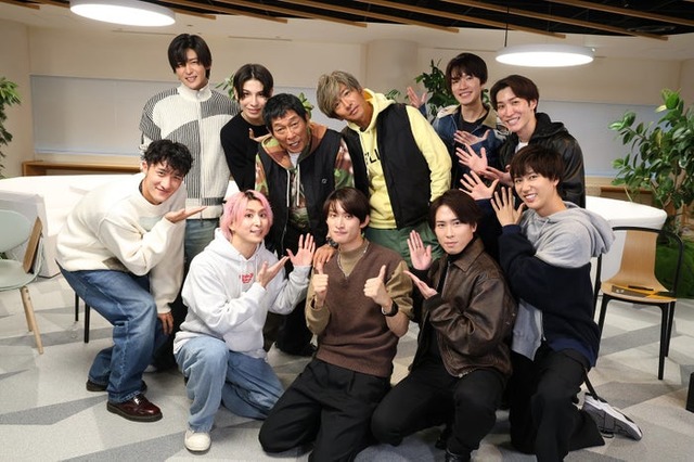 （上段左から）目黒蓮、ラウール、明石家さんま、木村拓哉、深澤辰哉、渡辺翔太（下段左から）岩本照、佐久間大介、向井康二、宮舘涼太、阿部亮平（C）フジテレビ