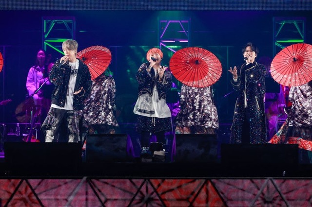 「NEWS 20th Anniversary LIVE 2023 in TOKYO DOME BEST HIT PARADE！！！～シングル全部やっちゃいます～」を開催したNEWS（左から）小山慶一郎、増田貴久、加藤シゲアキ（提供写真）