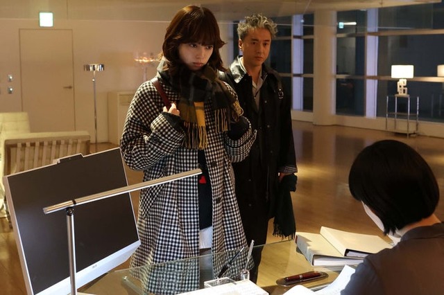 平手友梨奈、ムロツヨシ、江口のりこ「うちの弁護士は手がかかる」第11話より（C）フジテレビ