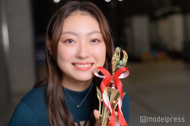 モデルプレスのインタビューに応じた瀧下鈴さん（C）モデルプレス