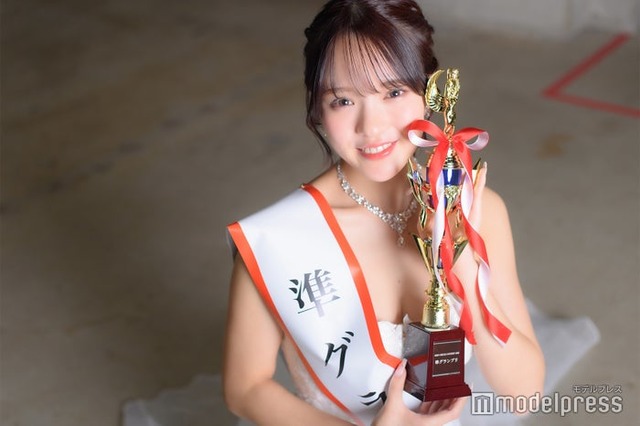「MISS CIRCLE CONTEST 2023」準グランプリを受賞した粕谷亜理紗さん（C）モデルプレス