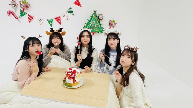 クリスマスパーティーをする川崎桜、冨里奈央、井上和、一ノ瀬美空、菅原咲月（提供写真）
