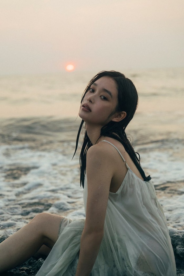 高石あかり「高石あかりファースト写真集 幻灯」（東京ニュース通信社刊）（C）撮影／横山マサト