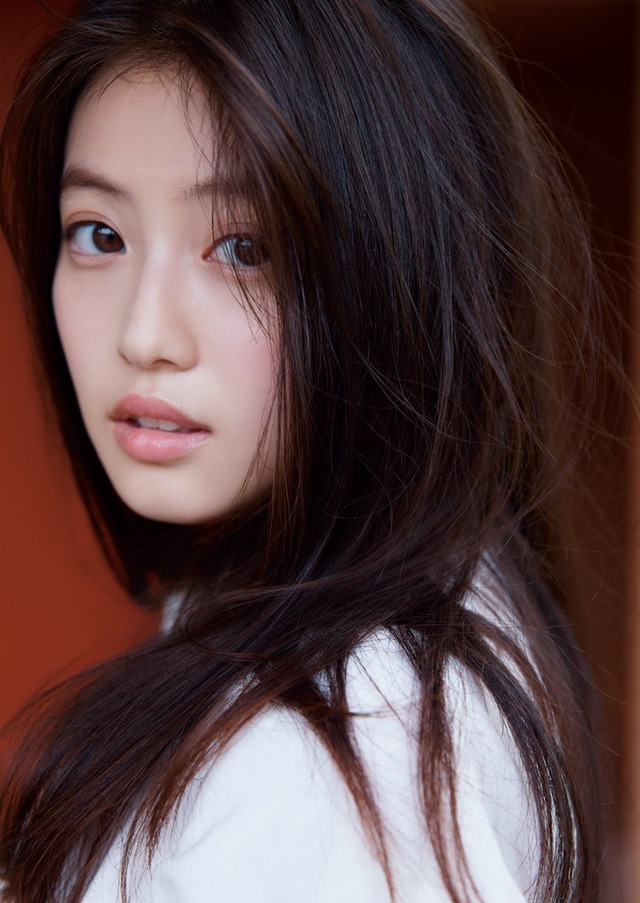撮影＝三宮幹史／今田美桜写真集 「ラストショット」（講談社）より