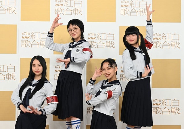 新しい学校のリーダーズ／（左から）KANON、SUZUKA、RIN、MIZYU（C）NHK