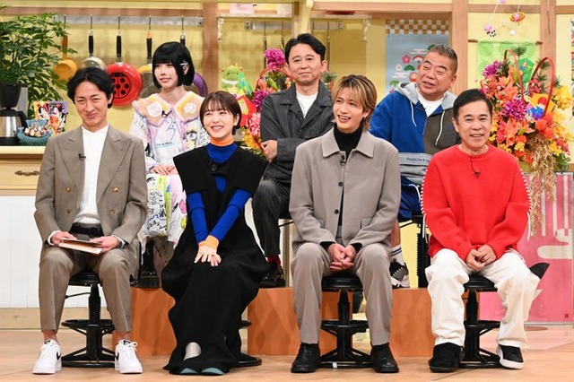 （後列左から）あの、有吉弘行、出川哲朗（前列左から）矢部浩之、浜辺美波、志尊淳、岡村隆史（C）日本テレビ