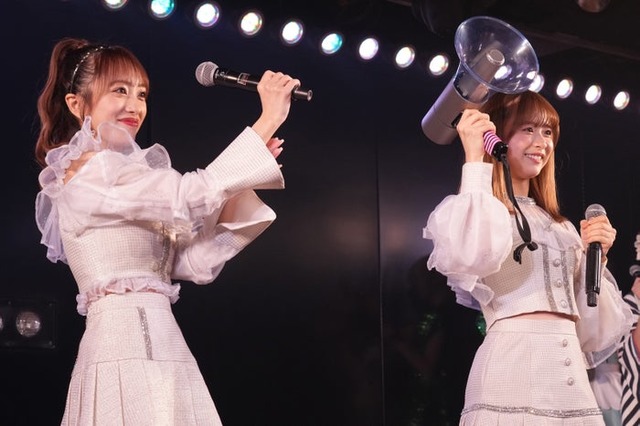 （左から）向井地美音、倉野尾成美「AKB48劇場大晦日公演～年忘れアイドルの歌2023～」（C）AKB48