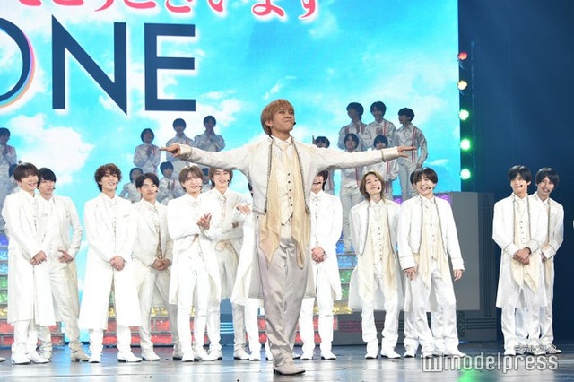 ステージ中央で歓声を浴びて気持ちよくなる佐々木大光、見守る7 MEN 侍、HiHi Jets、美 少年ら／「Act ONE」公開記者会見の様子（C）モデルプレス