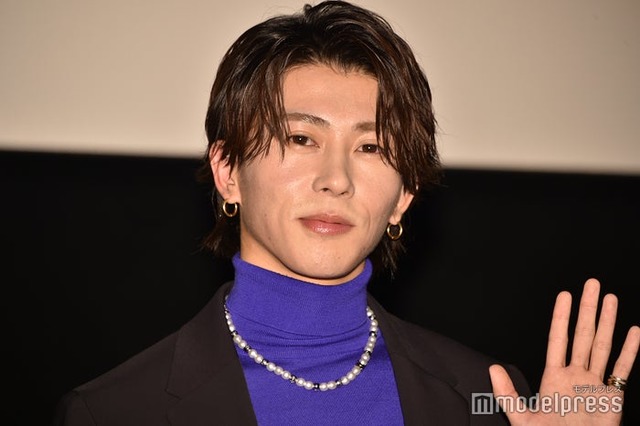 青山一郎役なので青の衣装で登場した末澤誠也（C）モデルプレス