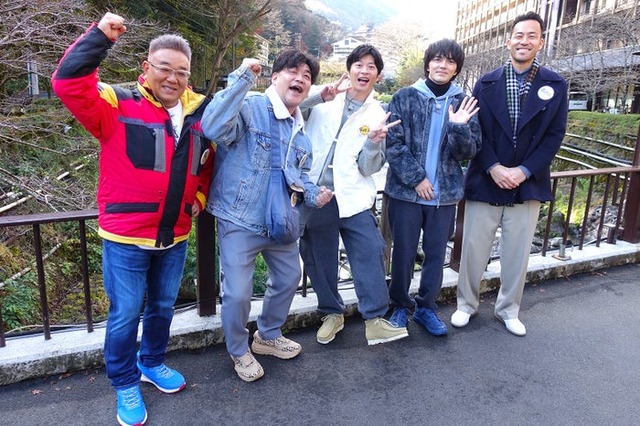 （左から）伊達みきお、富澤たけし、田中圭、林遣都、吉田麻也（C）テレビ朝日