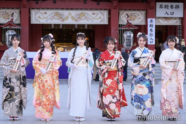 「AKB48二十歳のつどい」記念撮影会に参加した（左から）成⽥⾹姫奈、佐藤美波、千葉恵⾥、⽥⼝愛佳、⽔島美結、太⽥有紀（C）モデルプレス