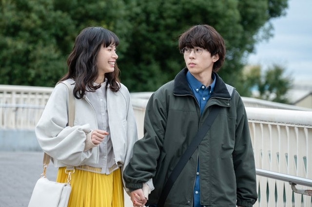 関水渚、末澤誠也「彼女と彼氏の明るい未来」第2話より（C）「彼女と彼氏の明るい未来」製作委員会・MBS