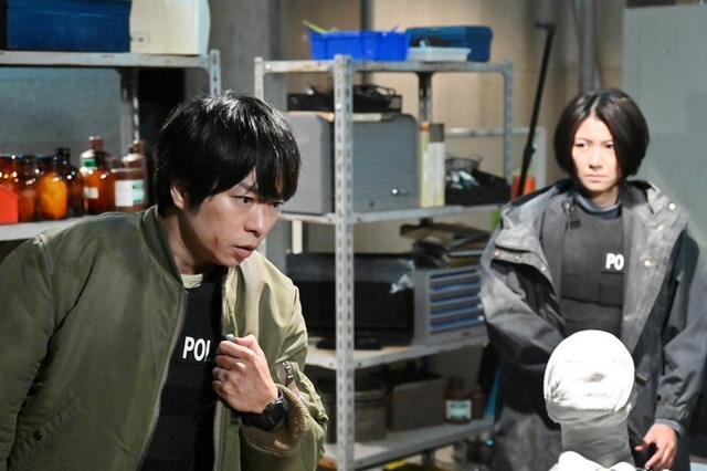 櫻井翔、瀧内公美「新空港占拠」第3話より（C）日本テレビ