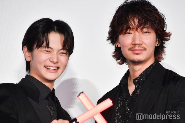 ペンライトで「X」を作る齋藤潤、綾野剛（C）モデルプレス