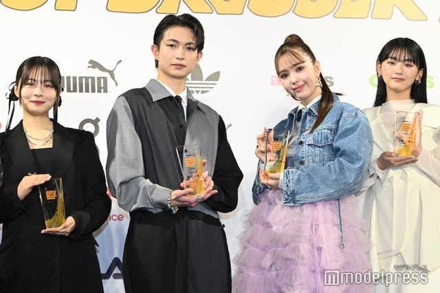 「atmos presents SNEAKER BEST DRESSER AWARD 2024」に登場した（左から）莉子、綱啓永、藤田ニコル、山崎天（C）モデルプレス