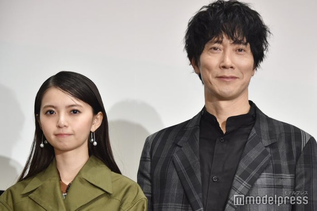 親子役を演じた齋藤飛鳥、佐々木蔵之介（C）モデルプレス