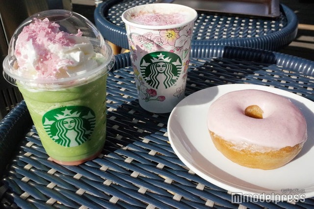 （左から）花見抹茶 クリーム フラペチーノ、花見 ブロンド ラテ（C）モデルプレス