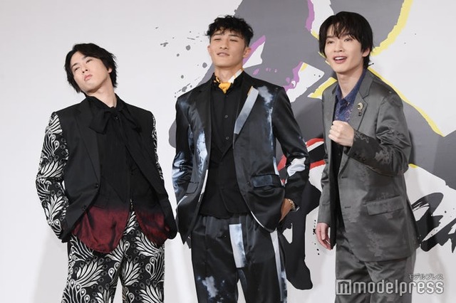 「かっこつけて」というカメラマンのリクエストに即対応する宮舘涼太＆岩本照、戸惑う深澤辰哉（C）モデルプレス
